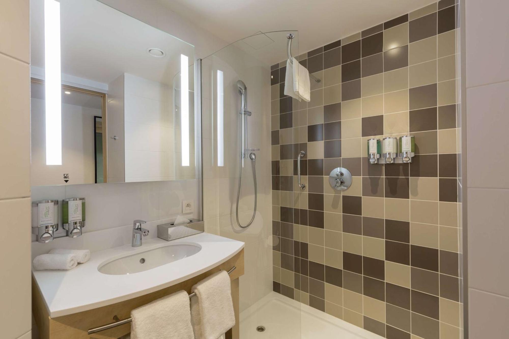 Hampton By Hilton Antwerp Central Station Bagian luar foto