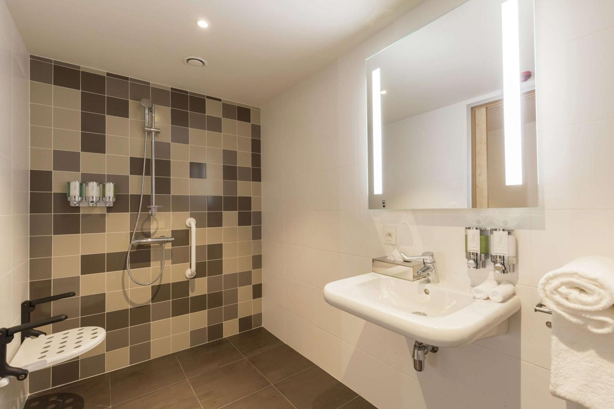 Hampton By Hilton Antwerp Central Station Bagian luar foto